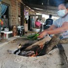 Fogones. Mientras alistan los bollos, en los fogones encienden la leña para asarlos. El aroma cautiva a decenas de personas que pasan por el lugar.