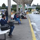 En terminales como el de Carcelén, en el norte de Quito, los usuarios esperan por horas para poder movilizarse a otras provincias.