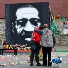 Una pareja frente a un retrato de George Floyd este 20 de abril de 2021 en Minéapolis.