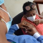 Betty Orejuela recibe la dosis contra el nuevo virus en el hospital Delfina Torres de Concha.