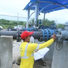 Un trabajador en El Chobo, la toma de la que Durán se abastece.