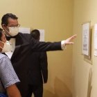 GAPA explica a uno de los visitantes el contenido de sus obras.