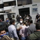 Hay una disputa entre Unes y el PSC por una curul en el sur de la provincia
Un grupo de asambleístas electos por la alianza Unión por la Esperanza (Unes) realizó este 21 de abril de 2021 una protesta en los exteriores del Tribunal Contencioso Electoral (TCE).
El correísmo pide que los jueces electorales no den paso a la apertura de más de 130 urnas, para que se haga un recuento de votos en el sur de Manabí, como exige el Partido Social Cristiano (PSC).
A la cabeza de esta protesta estuvo Joao Acuña que asegura haber ganado la curul de forma limpia y pide que el TCE cierre este caso para poder recibir la acreditación del Consejo Nacional Electoral (CNE) como nuevo asambleísta.
"Queremos que se respete la voluntad del pueblo de Manabí en dónde hemos ganado siete de nueve asambleístas y estaremos vigilando que se cumpla con la respuesta que obtuvimos en la urnas", dijo Acuña.
Pero el PSC ha puesto en duda la transparencia de esa elección porque considera que se está perjudicando a si candidato Carlos Vera Mora. A través de un comunicado, está organización política pidió la apertura de las urnas.
Caso contrario, su bloque parlamentario podría tomar las acciones legales correspondientes en contra de los integrantes del Tribunal Contencioso Electoral.
El procurador síndico de Unes, Santiago Díaz, aseguró que hasta el momento no se ha podido fundamentar el pedido de todas esas actas y que apenas siete de las 134 solicitadas, presentan inconsistencias numéricas.
Según el cronograma planteado por el CNE, la entrega de las credenciales para los asambleístas electos en Manabí está programada para el 11 de mayo, próximo, tres días antes de la posesión de la nueva Asamblea.