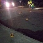 Agentes de Crimialística recogieron los indicios balísticos que estaban esparcidos en la calzada