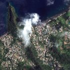 Fotografía satelital facilitada por Maxar Technologies que muestra el volcán La Soufriere en San Vicente y las Granadinas.