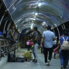 Terminal terrestre. El paso peatonal ubicado al pie de este espacio, está ya iluminado. Hasta el fin de semana anterior, más de 20 luminarias estaban apagadas.