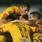 Los jugadores de Barcelona celebran el primer gol ante Santos en Brasil por Copa Libertadores.