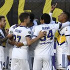 Los jugadores de Boca celebran con Sebastián Villa, autor del único gol en La Paz.