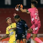 Luis Ezequiel Unsain, portero de Defensa y Justicia, atrapa un balón, durante el partido de hoy.