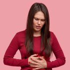 La gastritis puede causar ardor estomacal.