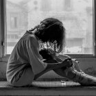 Mujer sumida en una tristeza profunda