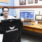 Ricardo Jurado, junto a sus dos emprendimientos: Pagar es fácil y Endurance.