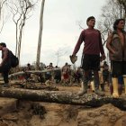 Fotografía de archivo fechada el 25 de enero de 2014 que muestra a varios mineros mientras observan un operativo policial.