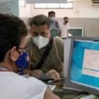 Ciudadanos ya realizan sus trámites en la Delegación Electoral del Guayas.