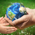 El eje alrededor del cual gira la Tierra, o más específicamente la superficie de la que emerge la línea invisible, siempre se está moviendo.