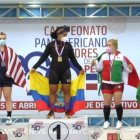 Neisi Dajomes empuñó la tricolor en lo alto de la premiación.