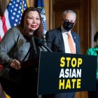 La senadora demócrata por Illinois Tammy Duckworth (i), el líder de la mayoría del partido en el Senado, Chuck Schumer (c), y la congresista por Hawaii Mazie Hirono (d), presentan una iniciativa para combatir el odio hacia los asiáticos, este 22 de abril de 2021, en el Capitolio, Washinton.