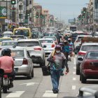 Avenida Quito. Una fila de vendedores ofrecen una variedad de productos, el ciudadano no puede identificar cuál está disfrazado y en realidad es un delincuente que busca la oportunidad para robar.