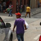 Avenida Quito. Una fila de vendedores ofrecen una variedad de productos, el ciudadano no puede identificar cuál está disfrazado y en realidad es un delincuente que busca la oportunidad para robar. 2. Mercado Central. Una de las zonas críticas donde más asaltos se han dado en los carros cuando están estacionados en la luz roja. 3. Avenida 25 de Julio. Los vendedores informales no esperan que el ciudadano los llame, en cuanto ve una ventana abierta se acerca.