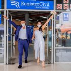 La pareja a la salida del Registro Civil.