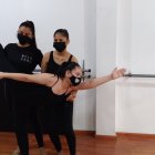 En MADA Cultura, un grupo de alumnas ensaya para el video que estrenarán por las redes el próximo 29 de abril.