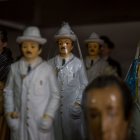 Fotografía que muestra varios artículos relacionados al Doctor José Gregorio Hernández, el 16 de abril de 2021, en Caracas (Venezuela)