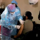 La vacunación se desarrolla en todo el país a personas vulnerables y personal de primera línea en hospitales.