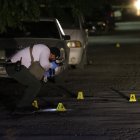 Peritos trabajan en la zona donde fue asesinado el periodista Arturo Alba Medina, en Ciudad Juárez, en el estado de Chihuahua.