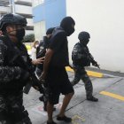 El hombre que habría disparado al animador, es llevado por la Policía de Guayaquil.