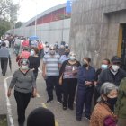 Miles de personas hacen filas para vacunarse en la ciudad en Quito.