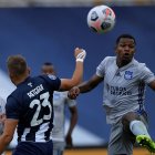 Romario Caicedo (d), de Emelec, disputa una pelota con un jugar de Talleres durante la Copa Sudamericana.