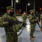 Control. Militares y policías iniciaron con los controles por el toque de queda decretado a partir de las 20:00.