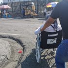 Las veredas no tienen rampas óptimas para personas con discapacidad física.