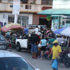 Hecho. Negocios obstaculizan el paso de los peatones.
