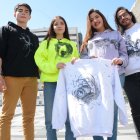 La línea de ropa By Javi destina parte de sus ventas para apoyar a fundaciones de rescate animal. El artista quiteño Javier Bravo tiene mascotas rescatadas en su hogar.