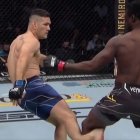 El peleador fue a dar una patada y terminó lesionándose.