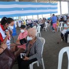 Vacuna. Cientos de personas acudieron al centro de vacunación Mucho Lote en Guayaquil donde se inoculó a adultos mayores.