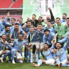 Jugadores del Manchester City celebran la consecución del primer título en este 2021.