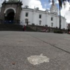 Situación. Se estima que, en promedio, hay 50.000 chicles pegados en el suelo de las principales plazas y pasajes patrimoniales de la capital.