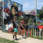 Bienal. María Fernanda López camina en Nuevo Ceibos, donde se ejecuta el proyecto artístico.