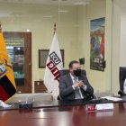 El ministro de Gobierno, Gabriel Martínez (i) junto a Zapata y al ministro de Salud, Camilo Salinas en la presentación de la evaluación.