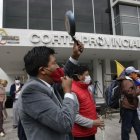 Plantón. Una veintena de ciudadanos protestó en los exteriores de la Corte de Pichincha en contra del alcalde Jorge Yunda.