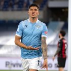 Joaquín Correa, atacante de la Lazio, celebra uno de sus dos goles ante el Milan.