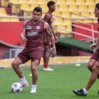 Mario Pineida (i) y Williams Riveros, defensores de Barcelona, apuntan a ser titulares en el partido copero de mañana ante The Strongest, que será en el Monumental.