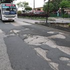 Una de las calles con baches en el norte de la ciudad.