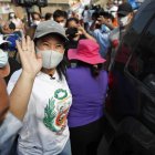La candidata presidencial derechista Keiko Fujimori, mientras saluda a simpatizantes durante un acto de campaña, en Lima (Perú).