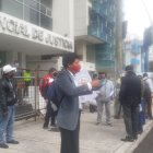 Plantón. El lunes llegó a la Corte de Pichincha un grupo de ciudadanos a protestar contra el alcalde Jorge Yunda.