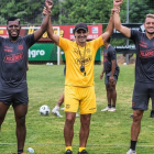 Fabián Bustos (c), entrenador de Barcelona, junto al Loco Cortez (i) y Carlos Garcés (d).