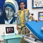 María Verónica León junto a una de sus instalaciones de mayor acogida internacional, su obra "premonitoria".