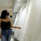 Una mujer observa vestidos de novia en la ciudad de Guadalajara (México).
